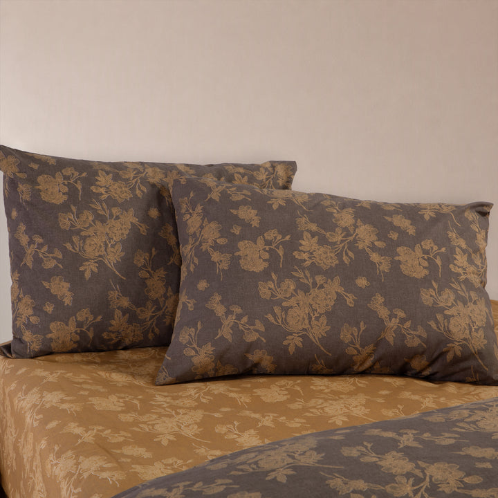 Καφέ βαμβακερές μαξιλαροθήκες Dream Nef-Nef Homeware με λουλουδάτο μοτίβο, συνδυασμένες με σεντόνι της ίδιας σειράς.