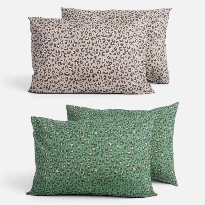 Μαξιλαροθήκες ύπνου Wild Nef-Nef Homeware σε μπεζ και πράσινο χρώμα με μοντέρνο animal print σχέδιο.