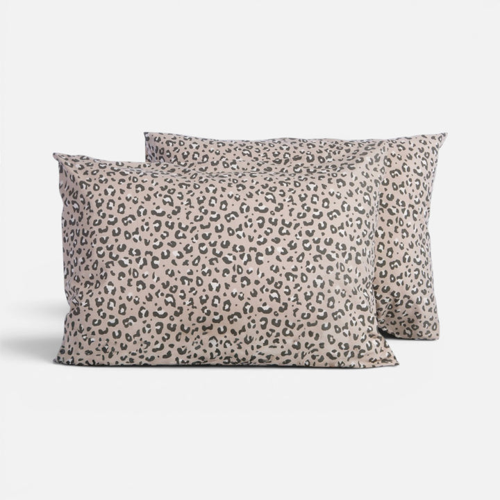 Βαμβακερή μαξιλαροθήκη ύπνου Wild Nef-Nef Homeware σε μπεζ απόχρωση με μαύρο animal print μοτίβο.