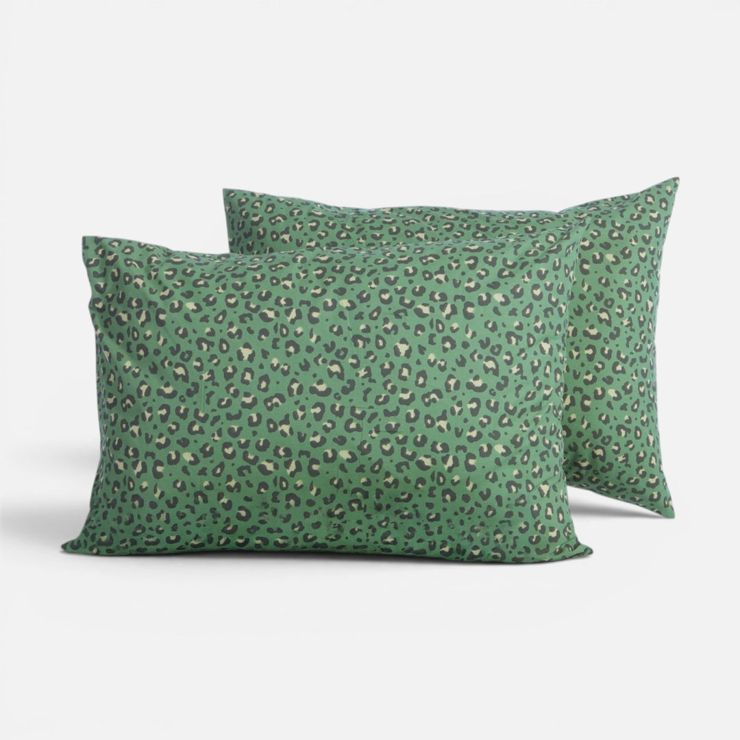 Βαμβακερή μαξιλαροθήκη ύπνου Wild Nef-Nef Homeware σε πράσινο χρώμα με μαύρο και μπεζ animal print σχέδιο.