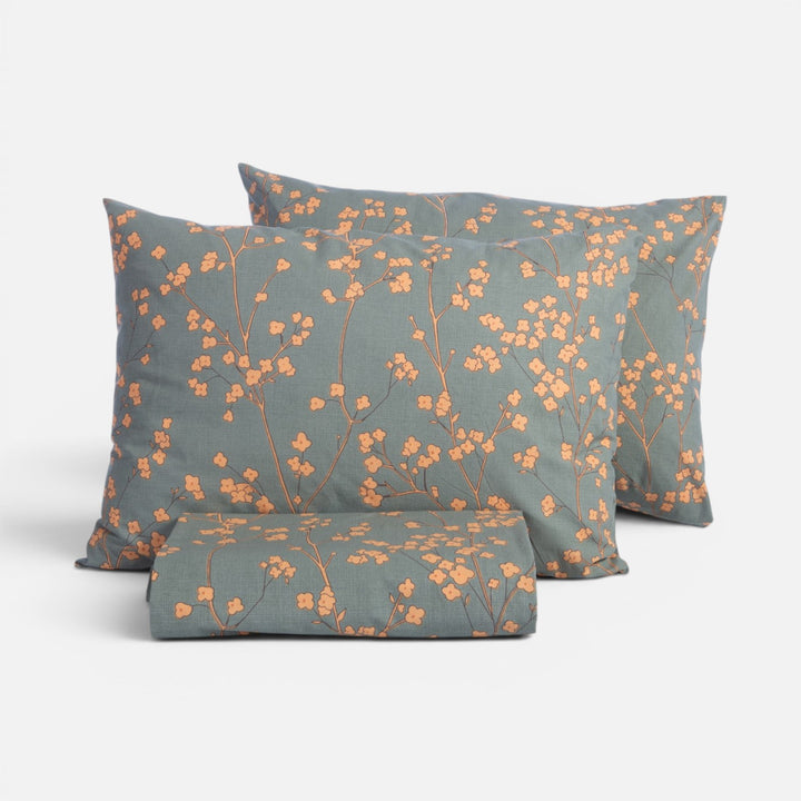 Σετ παπλωματοθήκη Floriva Nef-Nef Homeware σε πράσινο χρώμα με διακριτικό πορτοκαλί floral σχέδιο.