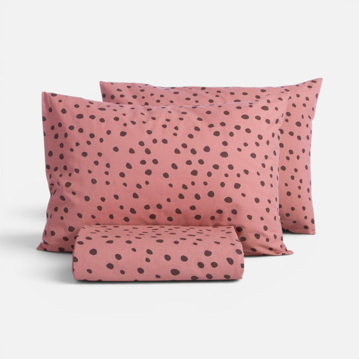Βαμβακερό σετ παπλωματοθήκη Trust Nef-Nef Homeware σε ροζ χρώμα με σκούρο ακανόνιστο πουά μοτίβο και ασορτί μαξιλαροθήκες.
