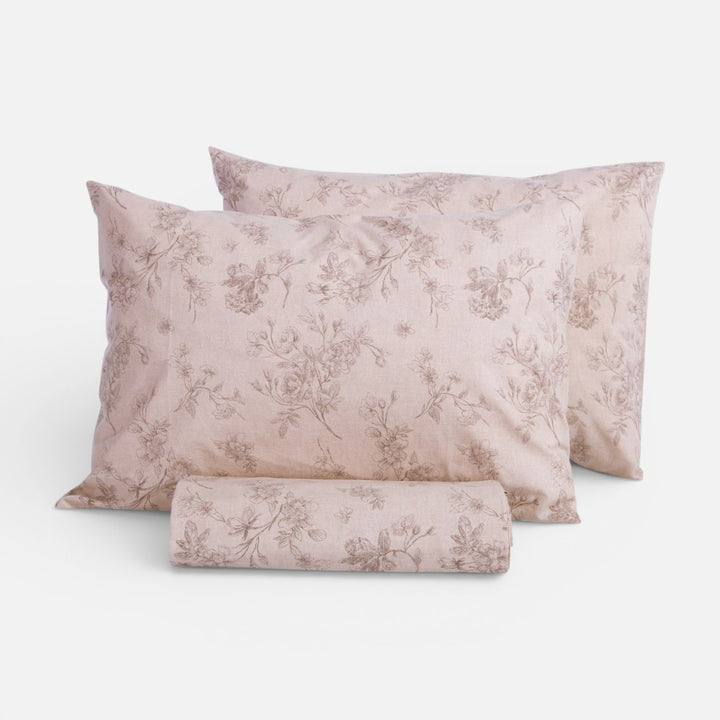 Εκρού βαμβακερό σετ παπλωματοθήκη Dream Nef-Nef Homeware με διακριτικό λουλουδάτο σχέδιο και ασορτί μαξιλαροθήκες.