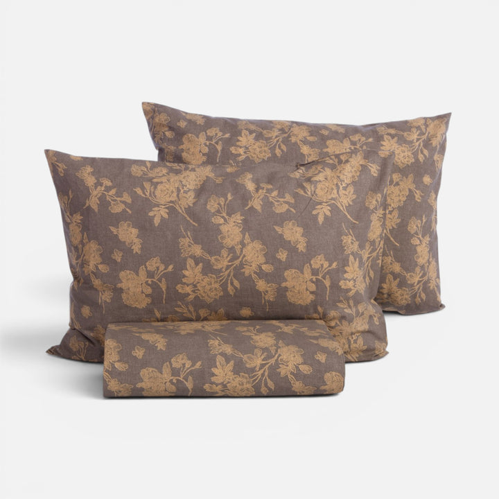 Σετ παπλωματοθήκη Dream Nef-Nef Homeware σε καφέ απόχρωση με μπεζ floral σχέδιο και ασορτί μαξιλαροθήκες.