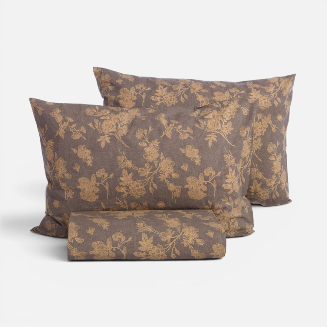 Σετ παπλωματοθήκη Dream Nef-Nef Homeware σε καφέ απόχρωση με μπεζ floral σχέδιο και ασορτί μαξιλαροθήκες.