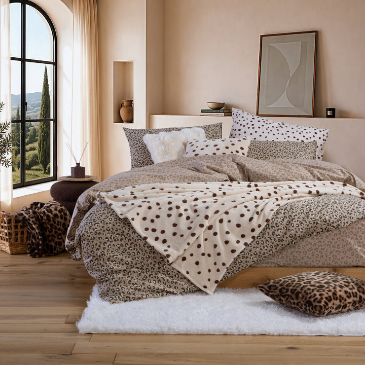 Σετ παπλωματοθήκη Wild Nef-Nef Homeware σε μπεζ animal print, τοποθετημένο σε μοντέρνο υπνοδωμάτιο.