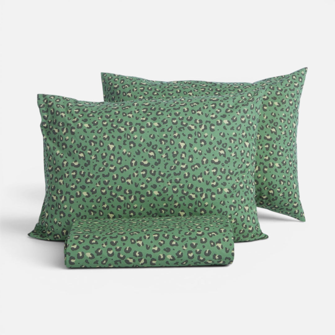 Σετ παπλωματοθήκη Wild Nef-Nef Homeware σε πράσινο χρώμα με animal print μοτίβο σε σκούρες αποχρώσεις.