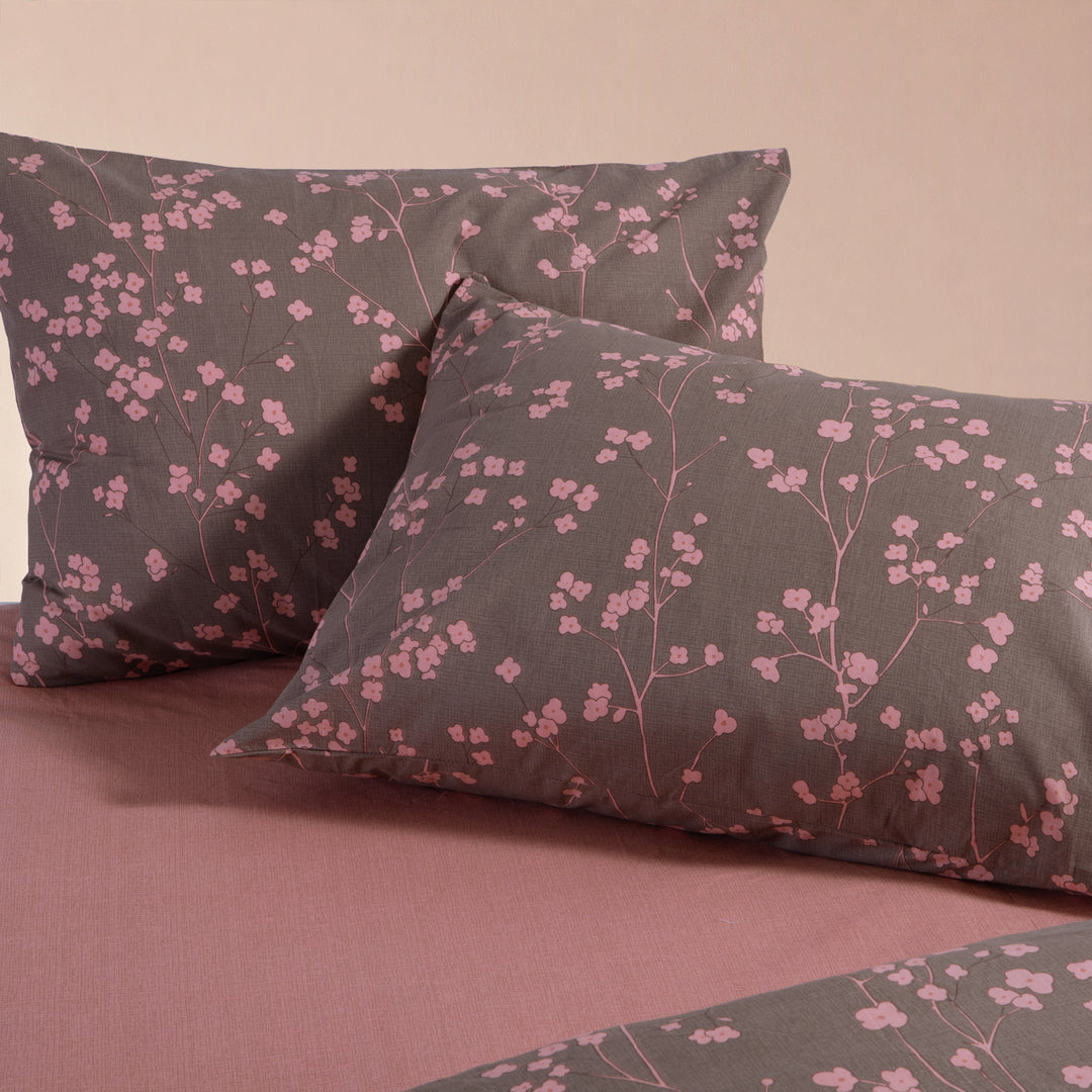 Κοντινή όψη πράσινης παπλωματοθήκης Floriva Nef-Nef Homeware με καφέ λουλουδάτο μοτίβο και μονόχρωμη πίσω όψη.