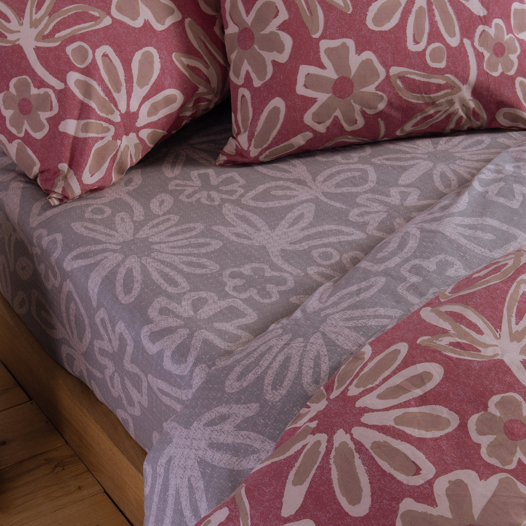 Κοντινή όψη του σετ παπλωματοθήκη Harmony Nef-Nef Homeware σε μπορντό-ροζ και γκρι αποχρώσεις με λουλουδάτα μοτίβα.
