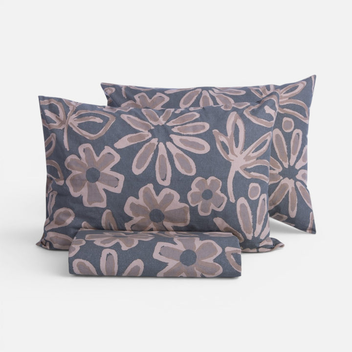 Βαμβακερό σετ παπλωματοθήκη Harmony Nef-Nef Homeware σε γκρι-μπλε απόχρωση με μπεζ λουλουδάτο σχέδιο.