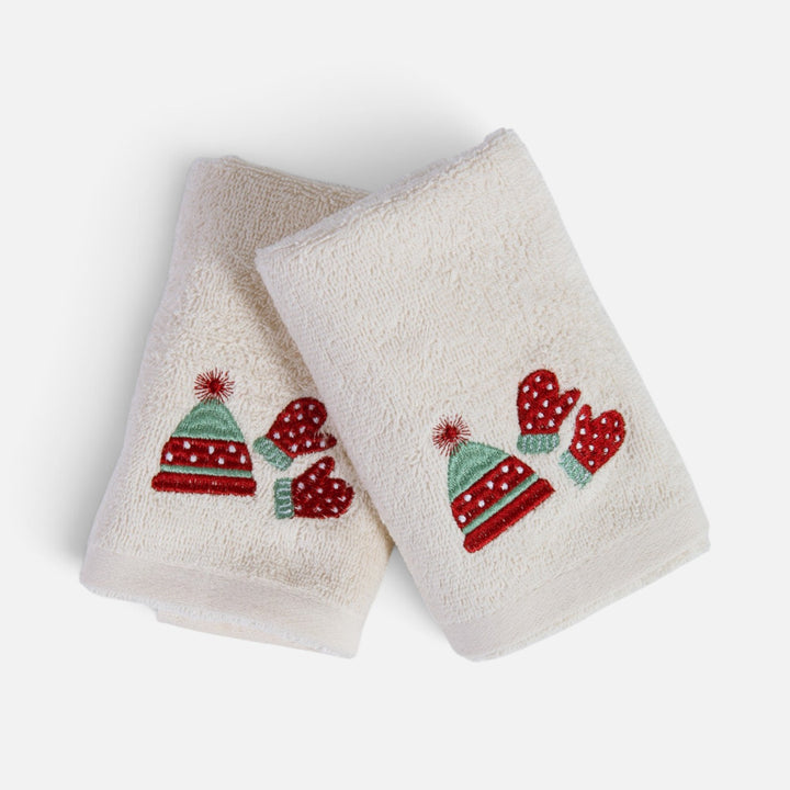 Δύο εκρού πετσέτες Gloves Nef-Nef διπλωμένες, με κεντημένο σκουφάκι και κόκκινα γάντια σε κάθε άκρη.