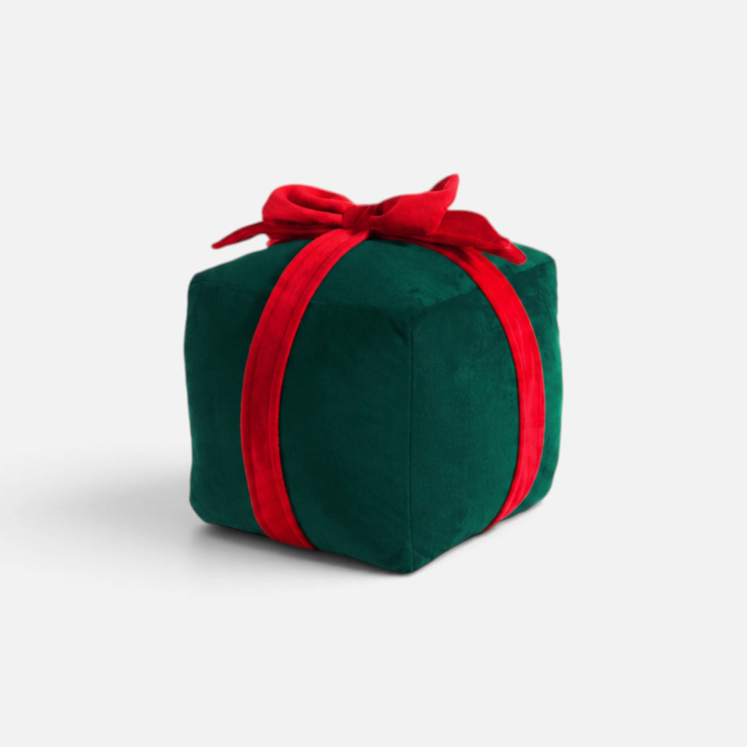 Πράσινο βελούδινο στοπ πόρτας Gift Nef-Nef σε σχήμα δώρου, με κόκκινη κορδέλα και φιόγκο, σε λευκό φόντο.