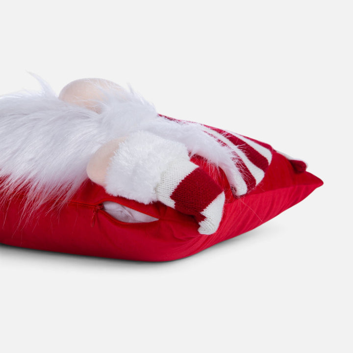 Πλάγια κοντινή λήψη μαξιλαριού Santa Stripes, με χνουδωτή λευκή γενειάδα, ροζ μύτη και κόκκινη πίσω πλευρά.