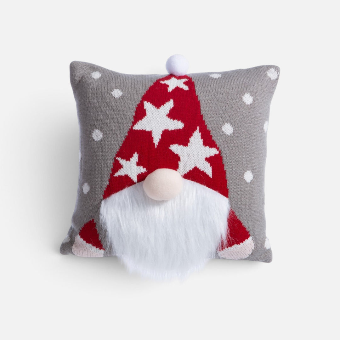 Γκρι πλεκτό μαξιλάρι Santa Stars Nef-Nef με λευκές βούλες και νάνο με κόκκινο σκούφο με αστέρια και λευκή γενειάδα.