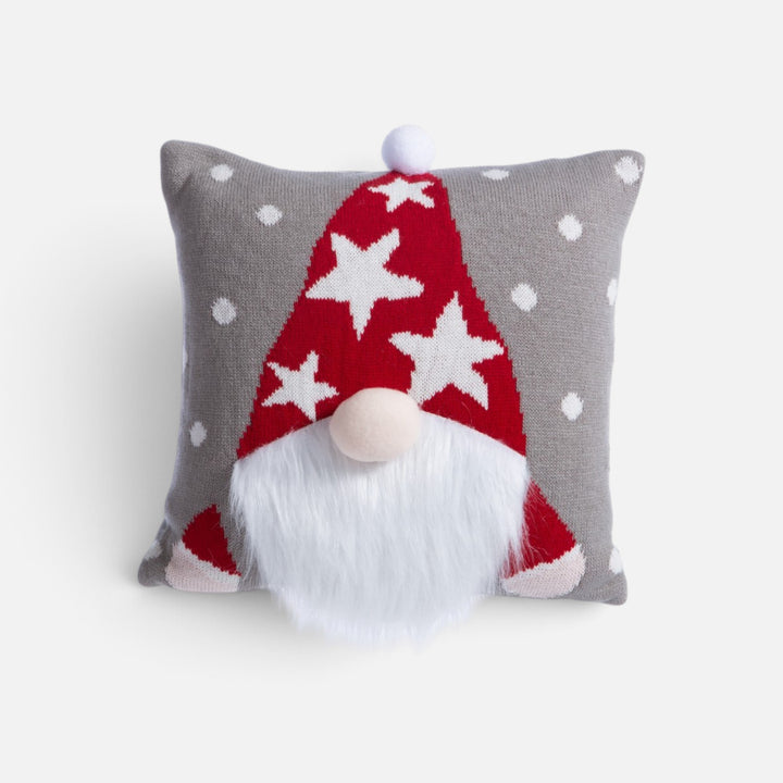 Γκρι πλεκτό μαξιλάρι Santa Stars Nef-Nef με λευκές βούλες και νάνο με κόκκινο σκούφο με αστέρια και λευκή γενειάδα.