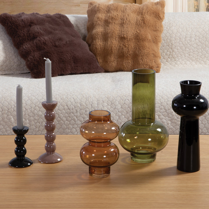 Πράσινο γυάλινο βάζο Veggera Nef-Nef Homeware σε σύνθεση με καφέ και μαύρα βάζα και διακοσμητικά κηροπήγια πάνω σε τραπέζι.