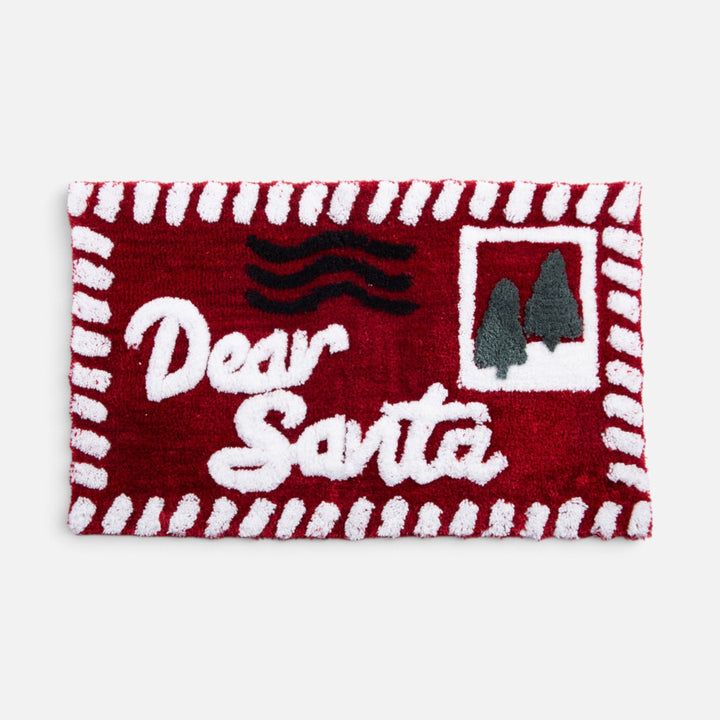 Κόκκινο ταπέτο μπάνιου Letter To Santa σαν φάκελος, με λευκή επιγραφή Dear Santa, γραμματόσημο με έλατα και ριγέ περίγραμμα.