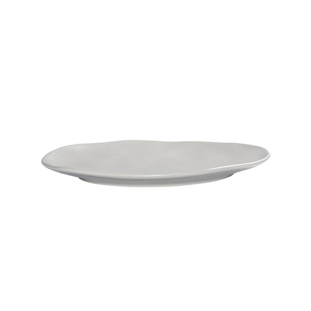 Πιάτο ρηχό Mare stoneware διάστασης 22cm της εταιρείας Estia, σε γκρι απόχρωση με ελαφριά καμπυλότητα, τοποθετημένο σε λευκό φόντο.