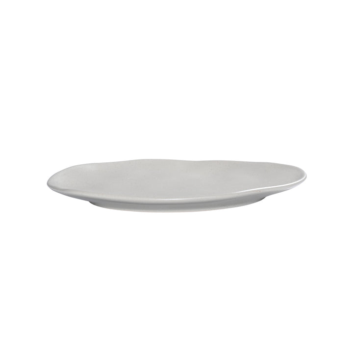 Πιάτο ρηχό Mare stoneware διάστασης 22cm της εταιρείας Estia, σε γκρι απόχρωση με ελαφριά καμπυλότητα, τοποθετημένο σε λευκό φόντο.