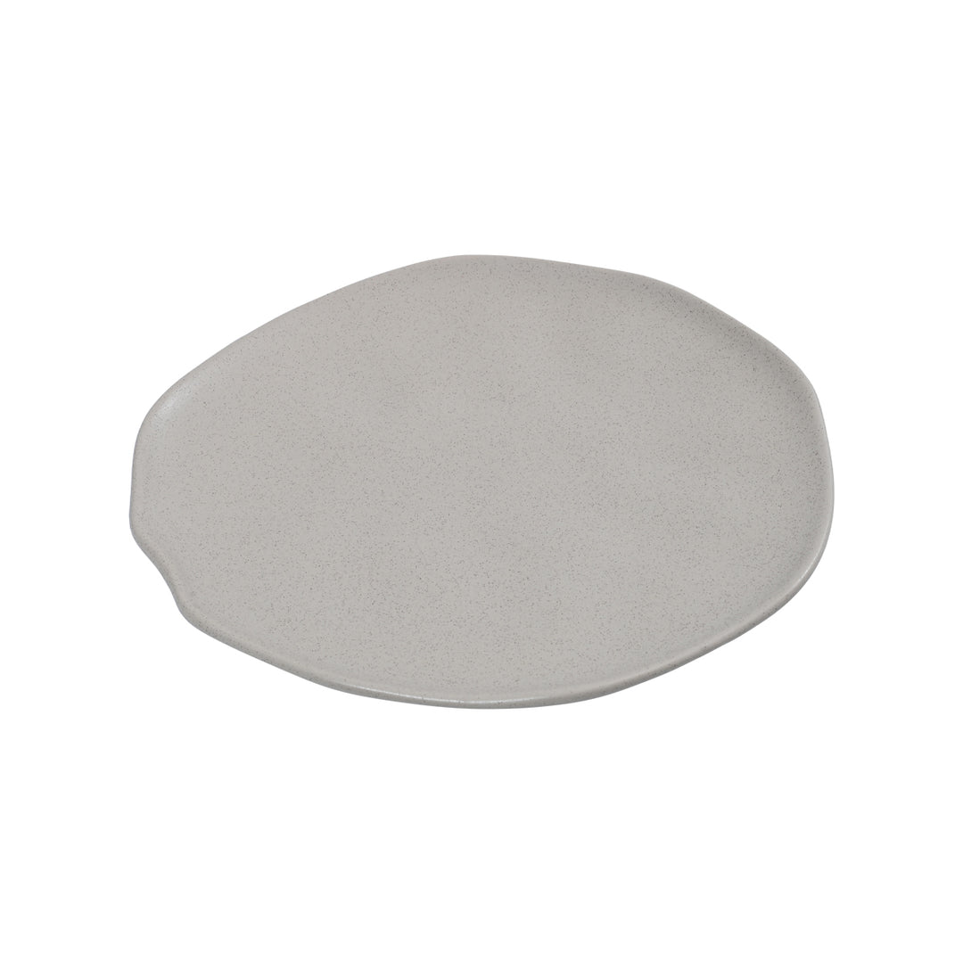 Πιάτο ρηχό Mare stoneware διάστασης 22cm της εταιρείας Estia, σε ανομοιόμορφο σχήμα και απαλό γκρι χρώμα με ματ υφή, φωτογραφημένο σε λευκό φόντο.