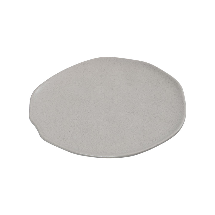 Πιάτο ρηχό Mare stoneware διάστασης 22cm της εταιρείας Estia, σε ανομοιόμορφο σχήμα και απαλό γκρι χρώμα με ματ υφή, φωτογραφημένο σε λευκό φόντο.