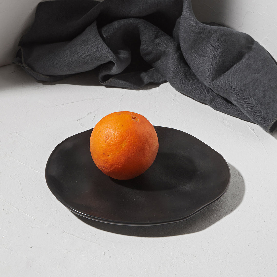 Πιάτο Ρηχό Μαύρο με Ακανόνιστο Σχήμα 22cm Πορσελάνινο Estia