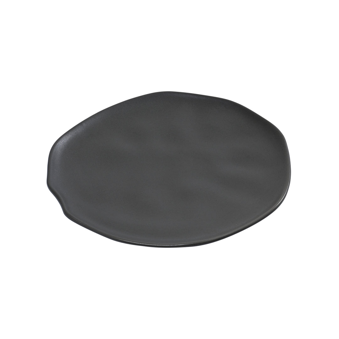 Πιάτο ρηχό σε σκούρο γκρι χρώμα από stoneware με ακανόνιστο σχήμα και ματ υφή.