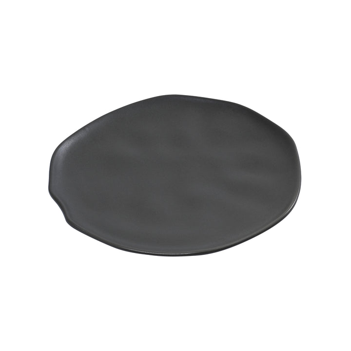 Πιάτο ρηχό σε σκούρο γκρι χρώμα από stoneware με ακανόνιστο σχήμα και ματ υφή.