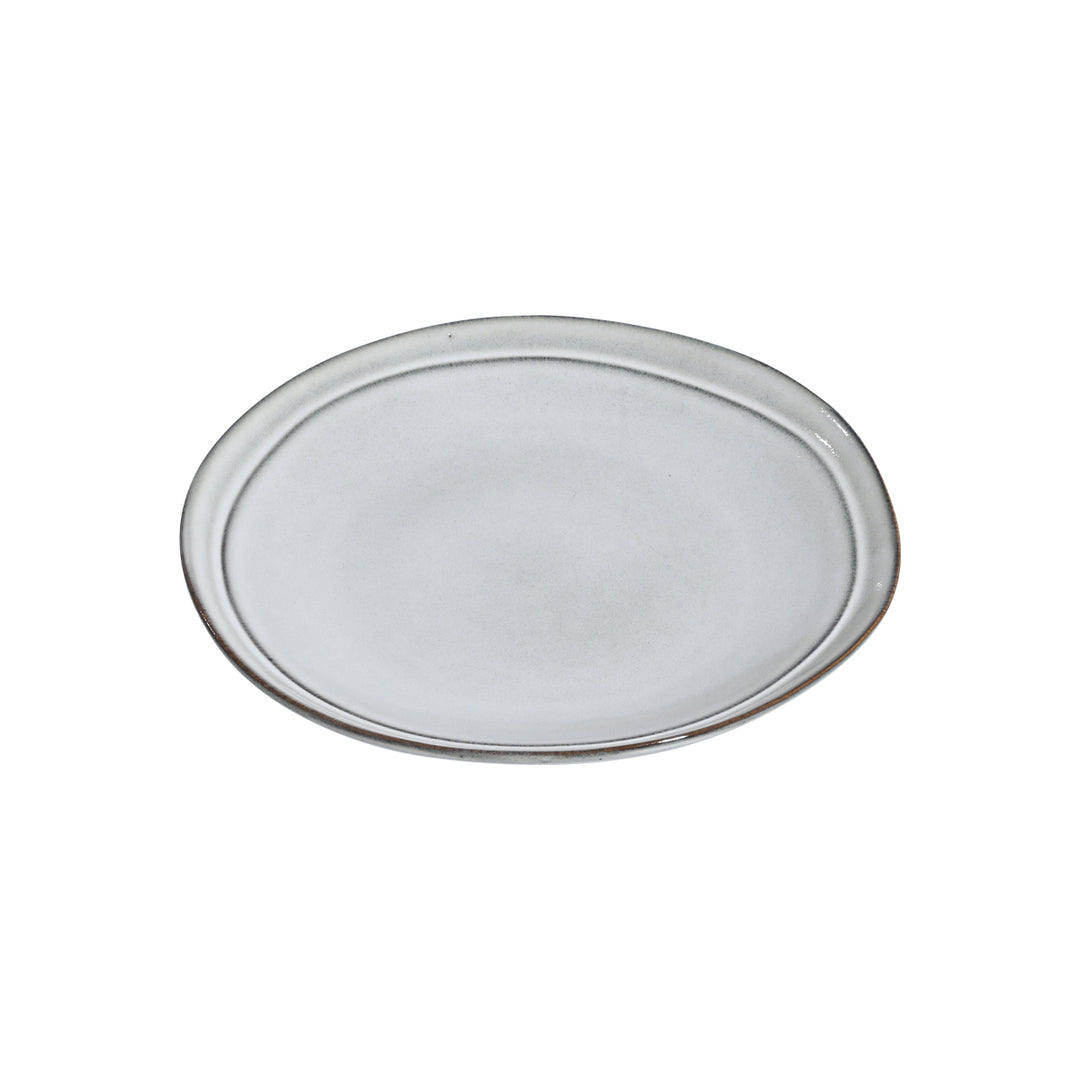 Πιάτο ρηχό Deline σε γκρι απόχρωση από stoneware με ακανόνιστη περίμετρο σε λευκό φόντο.