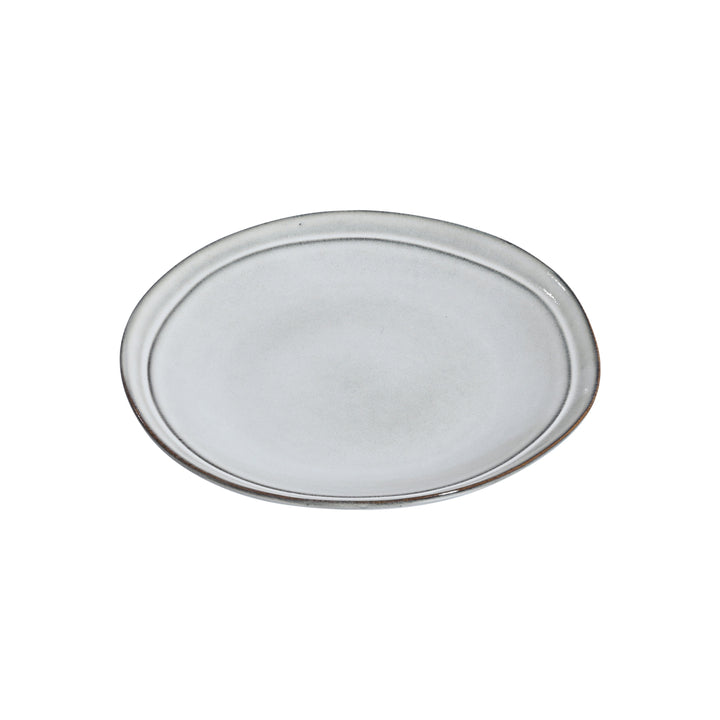Πιάτο ρηχό Deline σε γκρι απόχρωση από stoneware με ακανόνιστη περίμετρο σε λευκό φόντο.