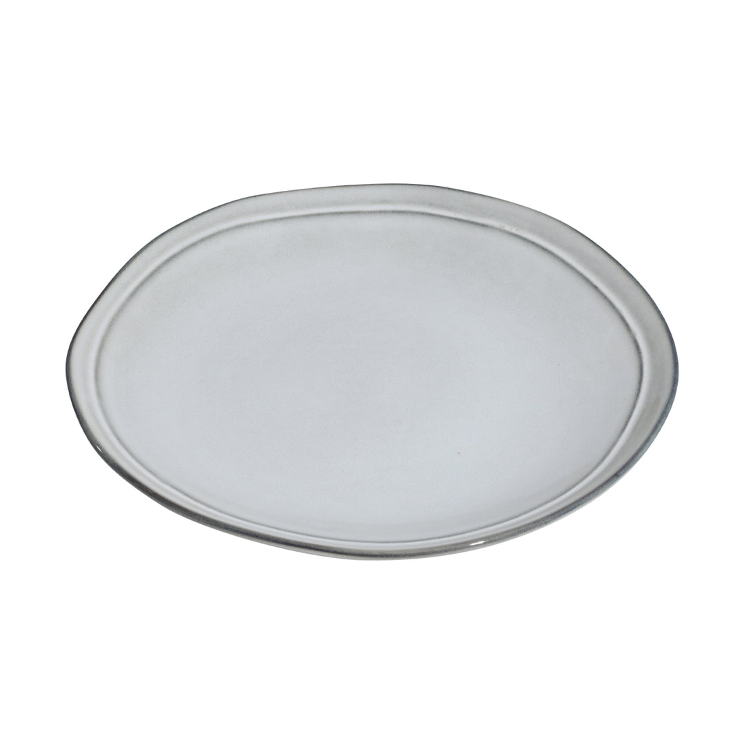 Πιάτο ρηχό Deline σε γκρι απόχρωση από stoneware με ακανόνιστη περίμετρο σε λευκό φόντο.