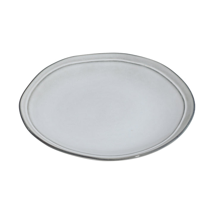 Πιάτο ρηχό Deline σε γκρι απόχρωση από stoneware με ακανόνιστη περίμετρο σε λευκό φόντο.