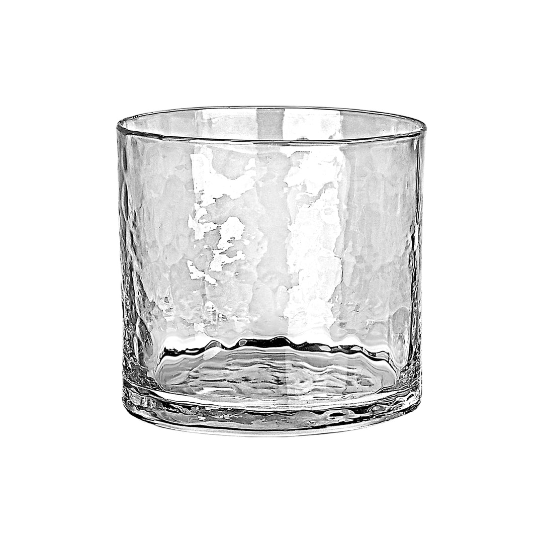 Διάφανο ποτήρι ουίσκι με ακανόνιστο ανάγλυφο σχέδιο και σταθερή βάση, φωτογραφημένο σε ουδέτερο λευκό φόντο.