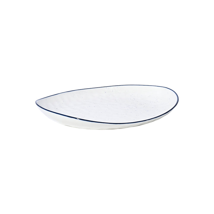 Λευκό πιάτο φρούτου Estia με λεπτό μαύρο τελείωμα και ελαφρώς κυματιστό σχήμα σε minimal αισθητική.