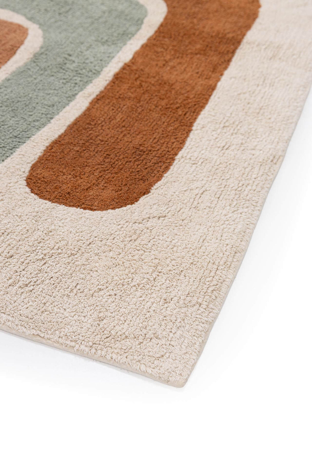 Παιδικό χαλί Little Steps της Royal Carpet σε ουδέτερη απόχρωση, σε κοντινή λεπτομέρεια, με γεωμετρικό μοτίβο και εμφανή υφή επιφάνειας.