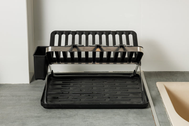 Η άδεια πιατοθήκη τοποθετημένη σε πάγκο κουζίνας, έτοιμη για χρήση, με καθαρές γραμμές που ταιριάζουν σε μίνιμαλ διακόσμηση.