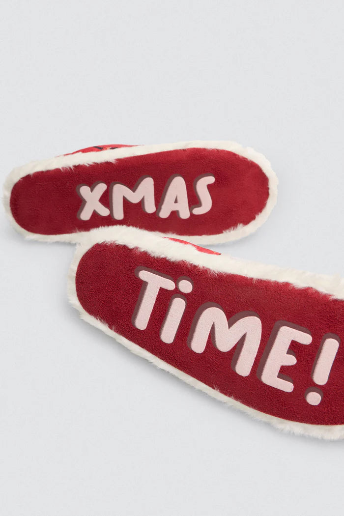 Κόκκινες χριστουγεννιάτικες παντόφλες με λευκή γούνα και αντιολισθητική σόλα που γράφει “XMAS TIME!” σε λευκό φόντο