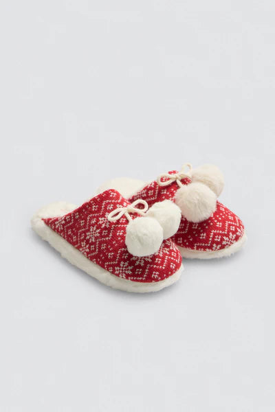 Πλάγια όψη κόκκινων παντοφλών με λευκή γούνα και δύο μεγάλα λευκά πομ πον, σε χειμωνιάτικο σχέδιο