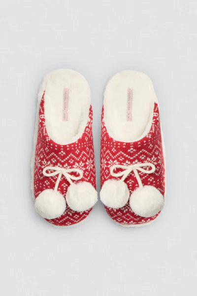 Ζευγάρι κόκκινες χριστουγεννιάτικες παντόφλες με λευκή γούνα, πλέξη τύπου Fair Isle και διακοσμητικά πομ πον στο μπροστινό μέρος