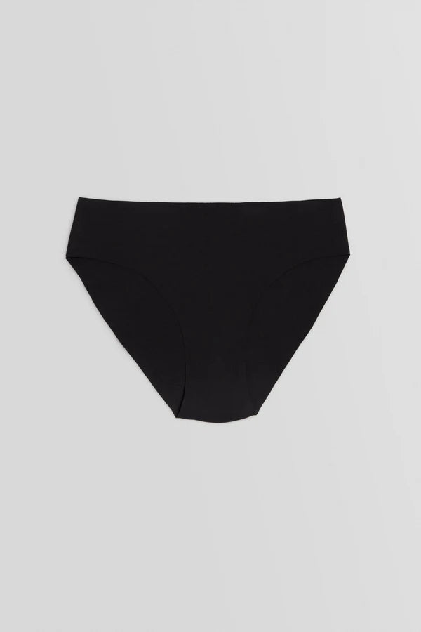 Μαύρο γυναικείο σλιπ χωρίς ραφές σε flat lay λήψη από μπροστά.