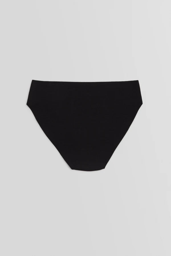 Μαύρο γυναικείο σλιπ χωρίς ραφές σε flat lay λήψη, με διακριτικό σχήμα V.