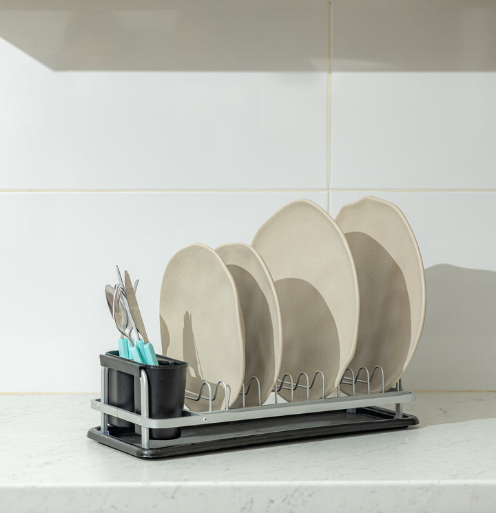 Πλάγια γωνιακή λήψη του προϊόντος σε χρήση, σε φωτεινό περιβάλλον κουζίνας με λευκά πλακάκια στον τοίχο.