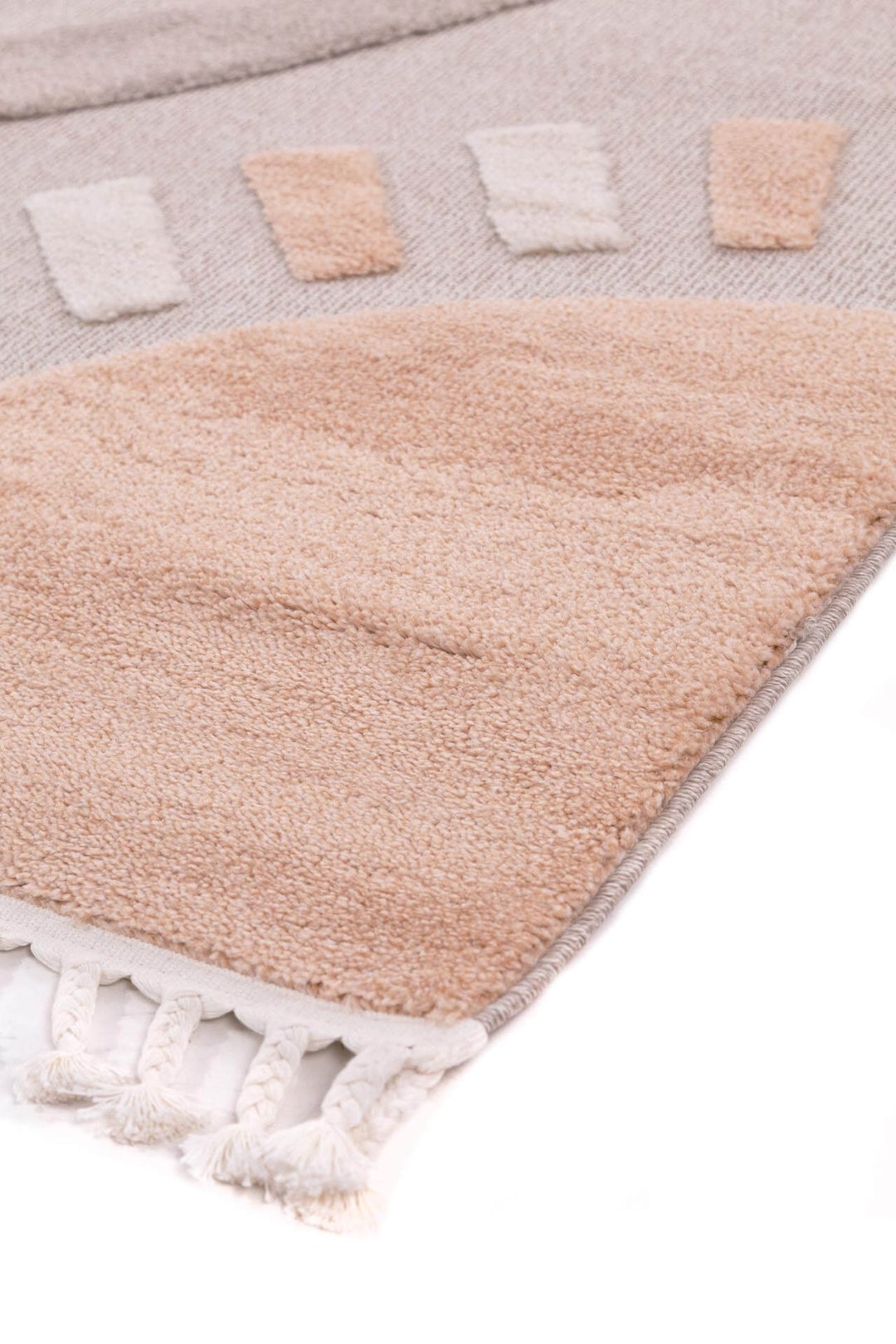 Παιδικό χαλί Royal Carpet της Royal Carpet σε ουδέτερη απόχρωση, σε κοντινή λεπτομέρεια, με προσεγμένο σχέδιο της σειράς και εμφανή υφή επιφάνειας.