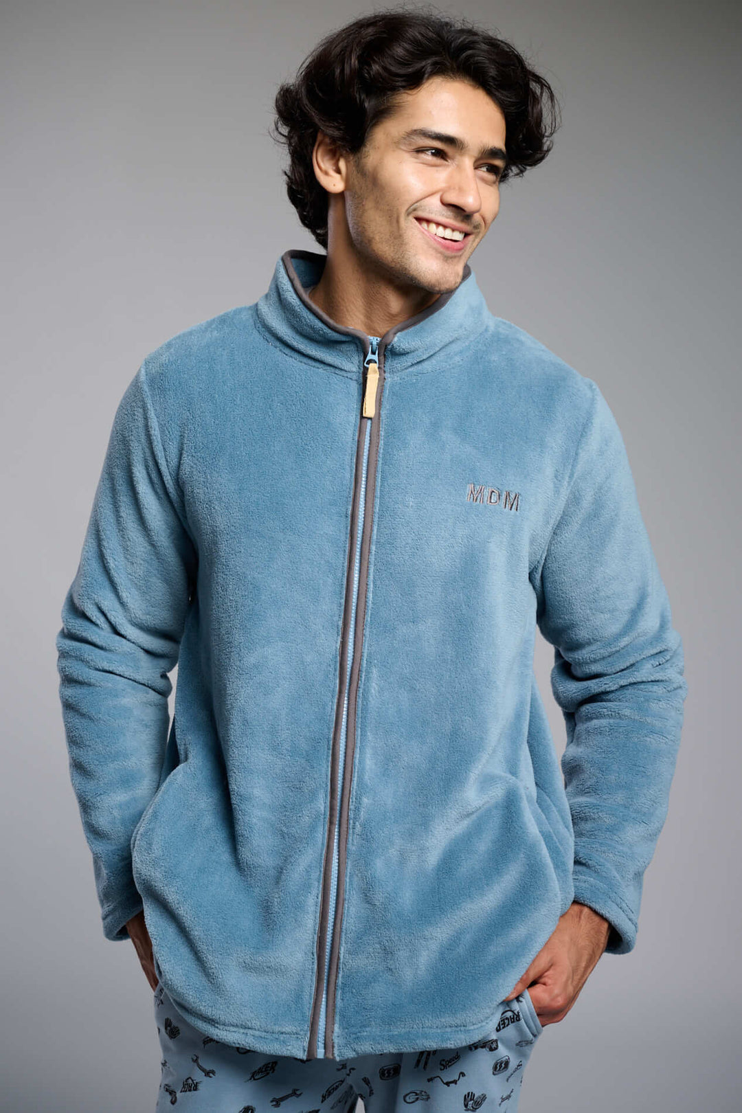 Άνδρας με γαλάζια fleece ζακέτα Muy Demi με όρθιο γιακά, φερμουάρ και κεντημένο λογότυπο στο στήθος.