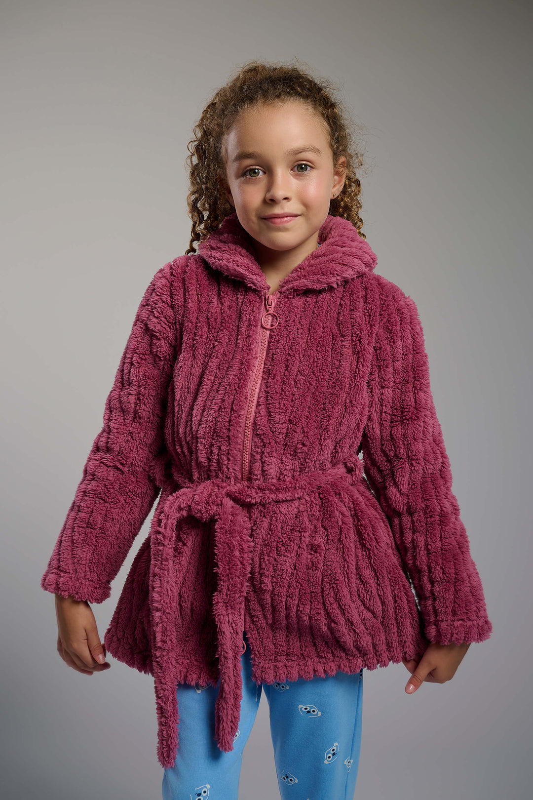 Κορίτσι με χνουδωτή fleece ρόμπα Muy Demi σε σάπιο μήλο, με ανάγλυφες ρίγες, κουκούλα, φερμουάρ και ζώνη.