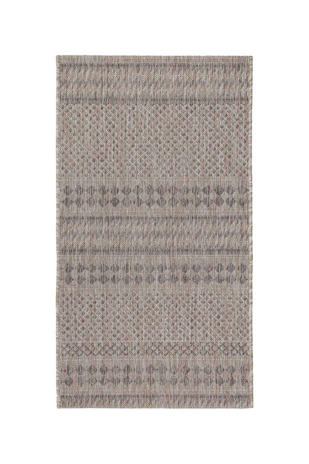 Μικρότερη διάσταση ψάθινου χαλιού  με συμμετρικά καφέ μοτίβα και κίτρινο χρώμα σε φυσικούς τόνους, σε λευκό φόντο.