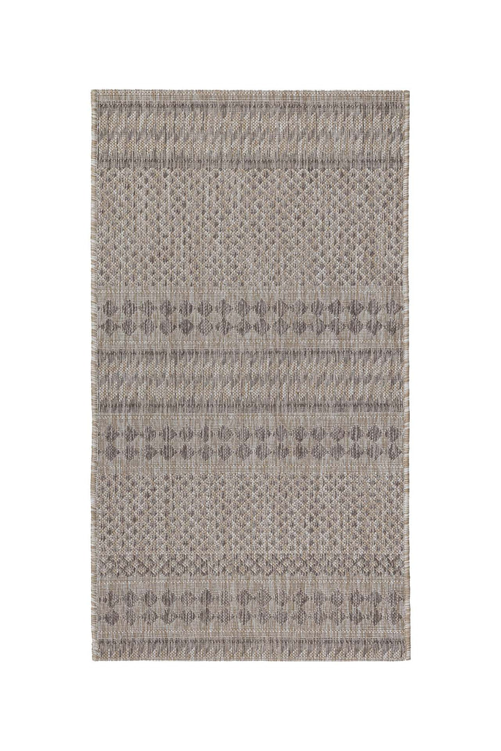 Μικρότερη διάσταση ψάθινου χαλιού  με συμμετρικά καφέ μοτίβα και κίτρινο χρώμα σε φυσικούς τόνους, σε λευκό φόντο.