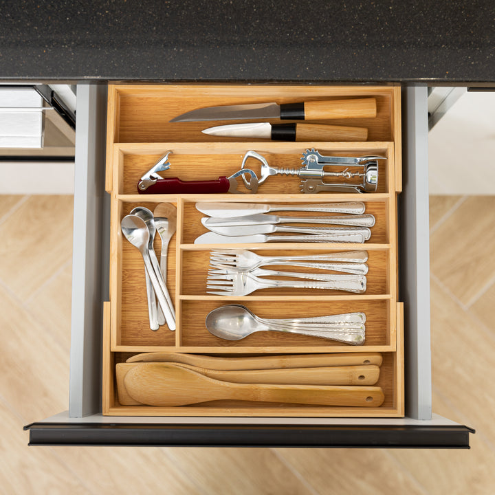 Ξύλινη επεκτεινόμενη θήκη μαχαιροπήρουνων Bamboo Essentials Estia τοποθετημένη σε συρτάρι κουζίνας με οργανωμένα εργαλεία και σκεύη.