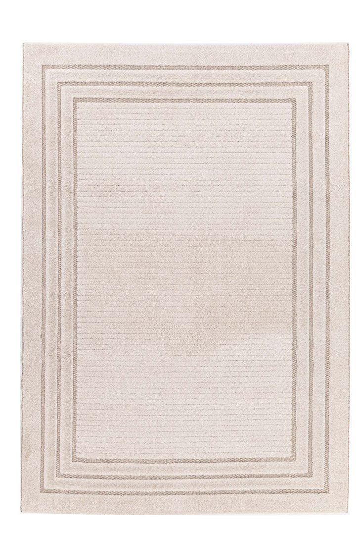 Ολόσωμη εικόνα μπεζ χαλιού με τριπλό πλαίσιο και ανάγλυφη υφή σε minimal στιλ.