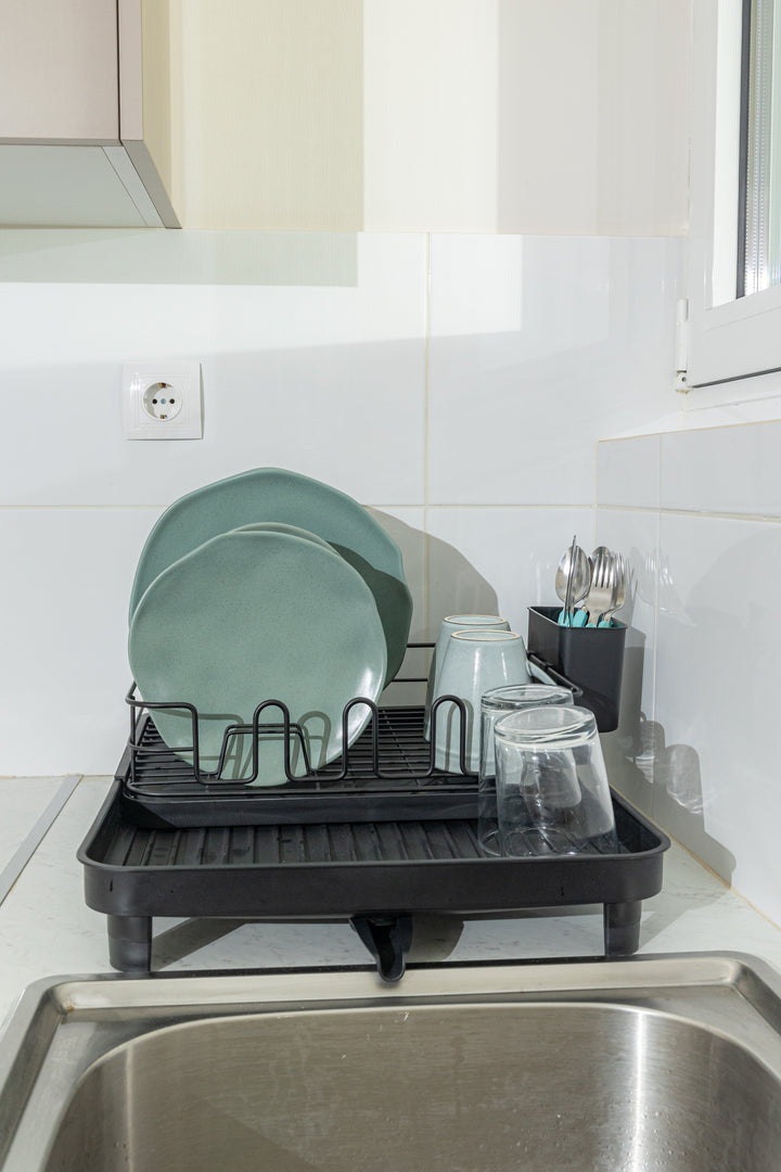 Η πιατοθήκη Estia τοποθετημένη σε φωτεινή κουζίνα, με την αναπτυσσόμενη βάση ανοιχτή, δείχνοντας πώς προσαρμόζεται στον διαθέσιμο χώρο του πάγκου για μέγιστη χωρητικότητα.